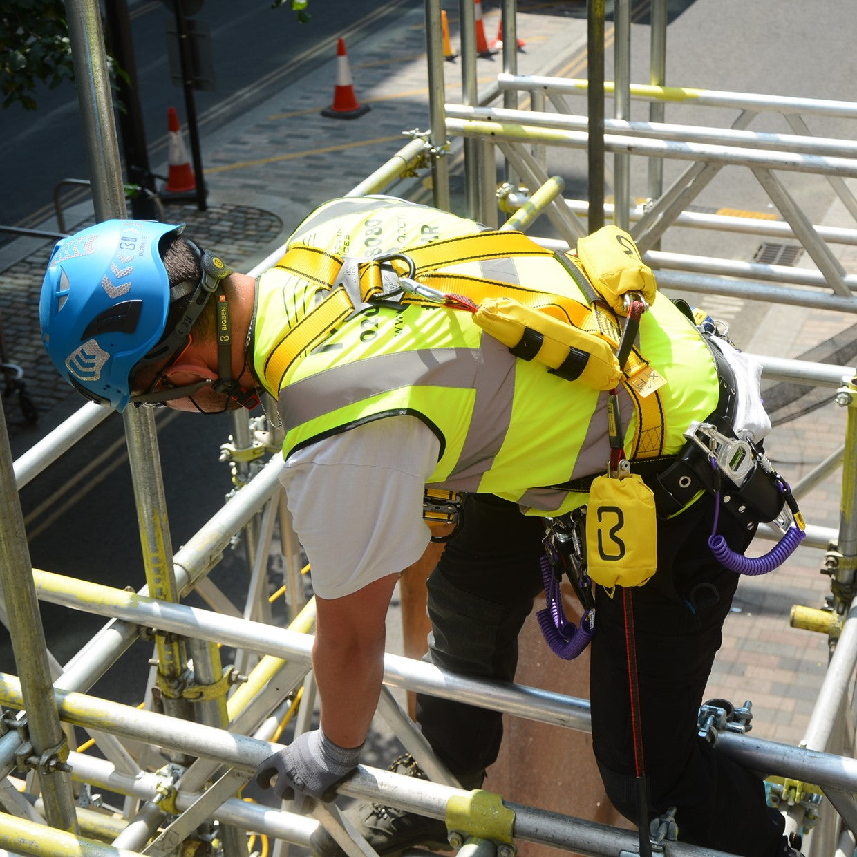 BIGBEN® Twin Retractable Lanyard with Wide Opening Green Alloy Scaffold Hooks